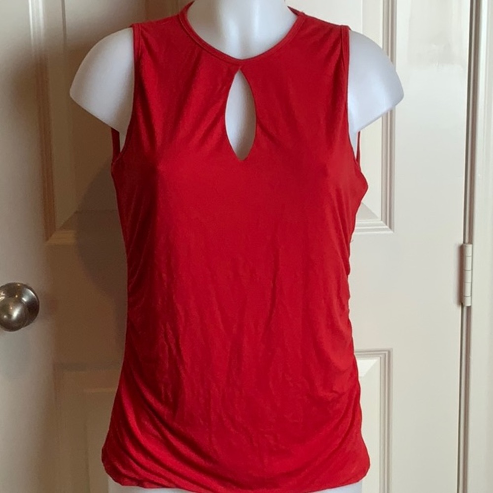 Red Keyhole Tank
